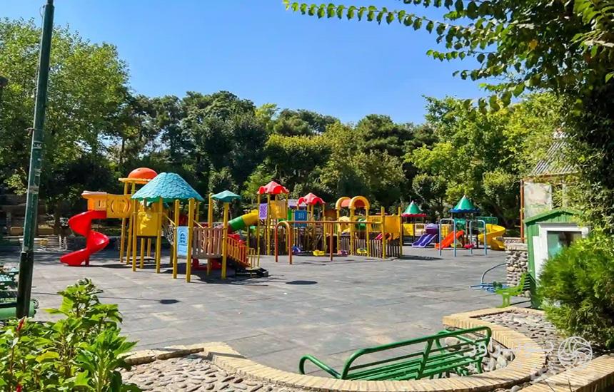 زمین بازی کودکان در پارک «ساعی» تهران که شامل چند تاب و سرسره رنگارنگ است.
